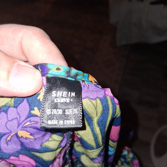 COLORFUL WOMANS PLUS SIXED TOP - Picture 3 of 3